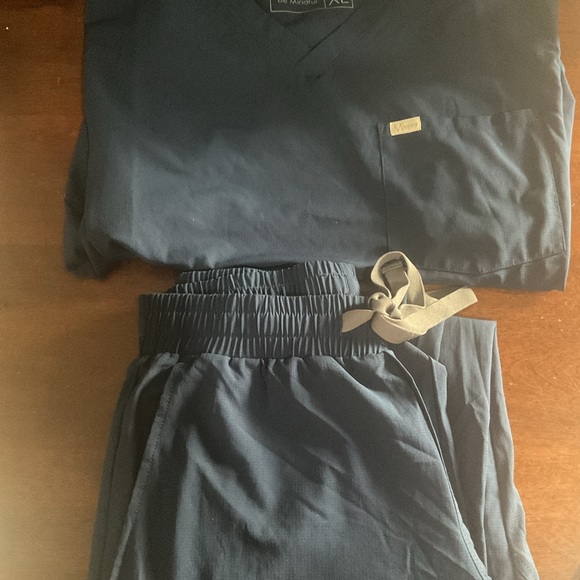 New men’s scrubs 2 piece sets - Picture 2 of 3